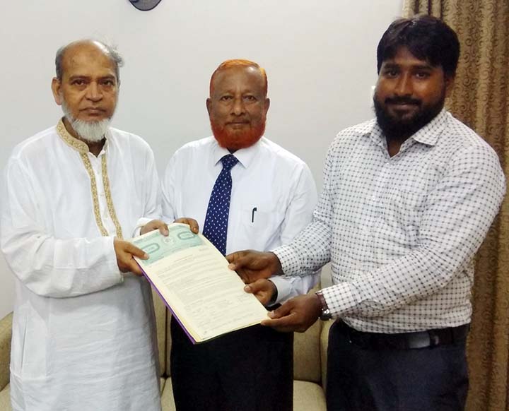 Prof. KM Golam Mohiuddin, VC, Pro Vice-Chancellor Dr. Mohammed Ali Azadi, Mohammed Jasimuddin, Chairman of ETE Department of IIUC and Project Presenter Mohammed Baki Billah handing over the Contract to Mohammed Baki Billah, a final year student of ET