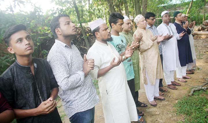 Leaders of Bangladesh Chhatra League offering Munajat at the grave of Bangladesh Chhatra League leader Hamid Hasan Mishkat at Port City recently.