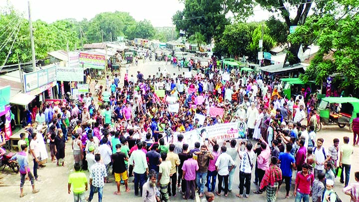 BARISHAL: Local people with students and teachers blockaded Barishal -Dhaka Highway on Monday demanding arrest, speedy trial and capital punishment for the killers of teenaged school boy Nayon.