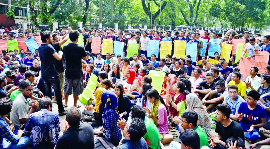 Students of BUET put barricade on road in front of BUET to realise their sixteen point charter of demands on Tuesday.