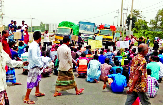 Dhaka-Tangail Highway was barricaded as Bidi workers sit in demonstration protesting enhancing of taxation on the supplementary budget for fiscal year 2019-20 organised by Bangladesh Bidi Sramik Federation on Wednesday.