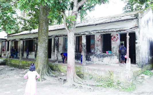 MANIKGANJ: Students attending classes at risky building of Chakmirpur Govt Primary School at Daulatpur Upazila. This picture was taken yesterday.