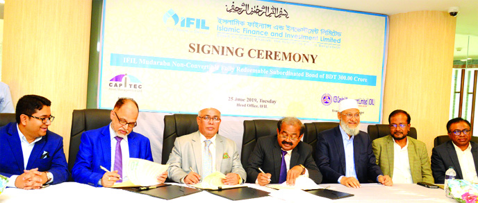 AZM Saleh, Managing Director of Islamic Finance and Investment Limited (IFIL), M Mahfuzur Rahman, Managing Director of Capital Asset Management Ltd (CAML) and Md Sohel Rahman, CEO of ICB Capital Management Ltd, signing an agreement for issuance of IFIL Mu