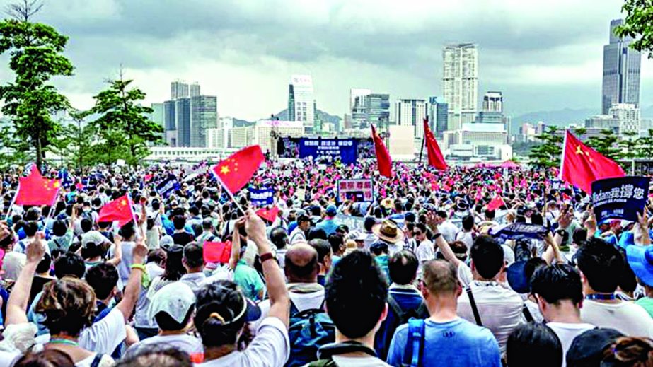 Many protesters waved Chinese flags at the rally in Tamar Park on Sunday. Internet photo