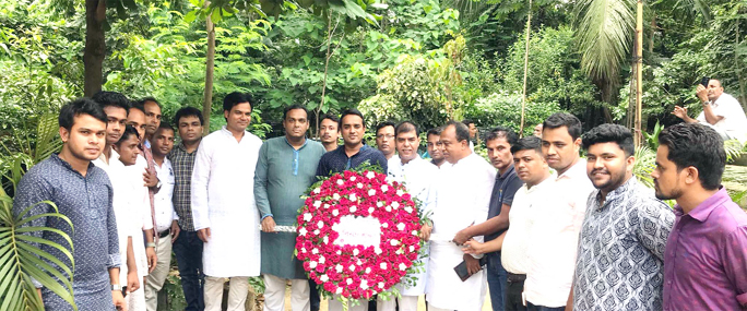 Leaders of Aamra Muktijuddhar Santan, Chattogram Unit placing wreaths at grave of formal MP Sultan -ul- Kabir Chowdhury marking his 5th death anniversary recently.