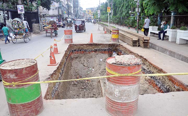 Road digging work is going on at Port City during the rainy season. This snap was taken from Nandon Kanon Buddah Mandir Road yesterday.