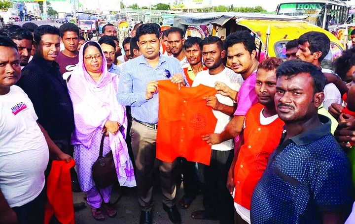 SAIDPUR( Nilphamari ): S M Golam Kibria, UNO, Saidpur distributed apron, identity card among the Auto bike drivers as Chief Guest organised by Bangladesh Auto Bike Workers Welfare Society, Saidpur Terminal - Chikli Branch on Tuesday .