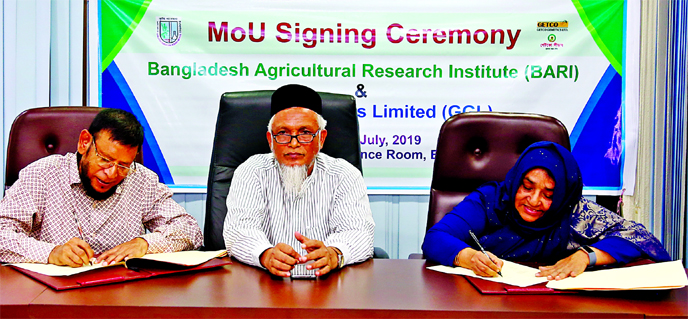 Zebun Nessa, Director of Bangladesh Agricultural Research Institute (BARI) and Dr Shariful Islam, Chief Operating Officer of GETCO Genetics Ltd, signing a Memorandum of Understanding (MoU) at GETCO conference room on Thursday.