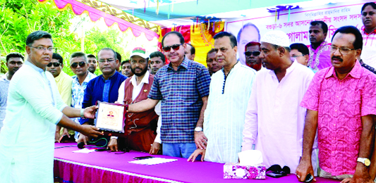 BOGURA: Principal Rafiqual Islam of Koichar Technical B M College giving a crest to newly- elected MP of Bogura - 6 Constituency Golum Mohammad Siraj at a reception at Sadar Union on Sunday.