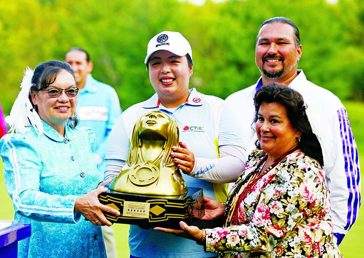 Shanshan Feng (center) of China, poses with the Thornberry Creek LPGA Classic golf tournament trophy in Hobart, Wis on Sunday.