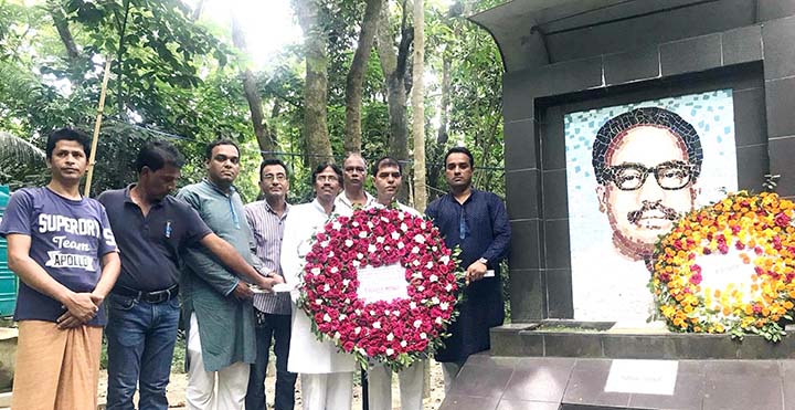 Leaders of Amra Muktijuddher Santan, Chattogarm District of Unit placing wreaths at the grave of renowned politician and close associate Bangabandhu Babu Manik Chowdhury marking his 39th death anniversary recently.