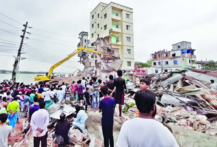 Bangladesh Inland Water Transport Authority (BIWTA) evicting the unauthorised establishments constructed along the river bank. This photo was taken from the Kholamura area on Tuesday.