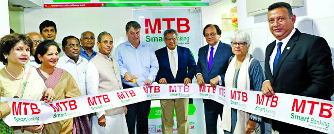 M Salman Ispahani, Chairman of Ispahani Islamia Eye Institute and Hospital, inaugurating MTB Smart Banking KIOSK at Ispahani Eye Institute in the capital recently. Mridul Kumar Sarkar, Chief Executive Officer of the Hospital, Anis A Khan, Managing Directo