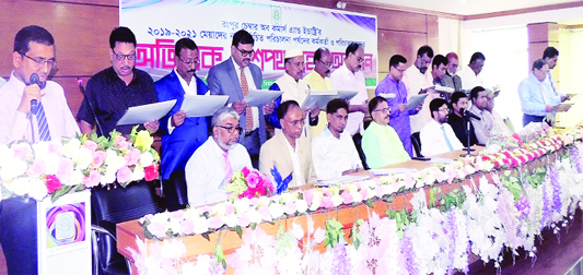 RANGPUR: Newly- elected 19-member biennial executive committee of Rangpur Chamber of Commerce and Industry (RCCI) taking oath for the 2019-2021 terms at a function held at RCCI auditorium on Tuesday.