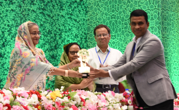 Panel Mayor of Raozan Pourashava Md. Zamiruddin Parvez seen receiving National Award for Tree Plantation Campaign in Raozan from Prime Minister Sheikh Hasina at Ganobhaban recently.