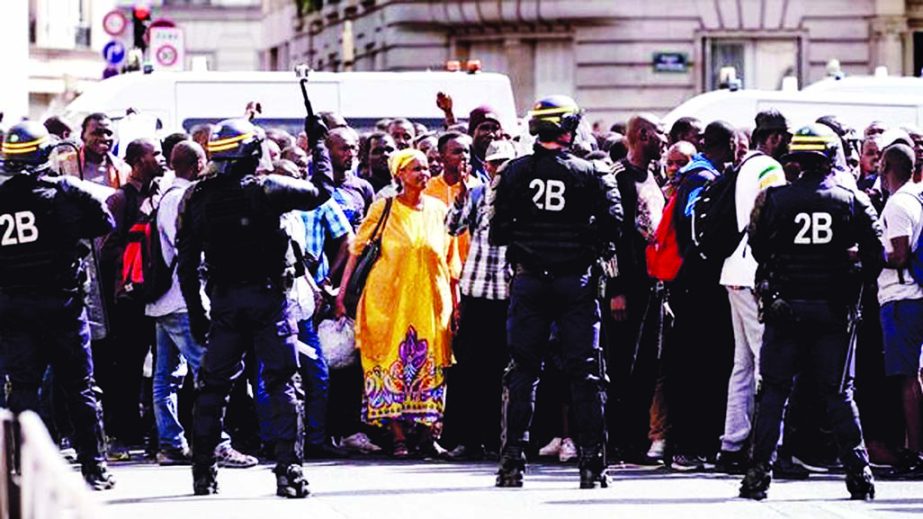 Hundreds of mainly West African migrants took part in the protest. Internet photo