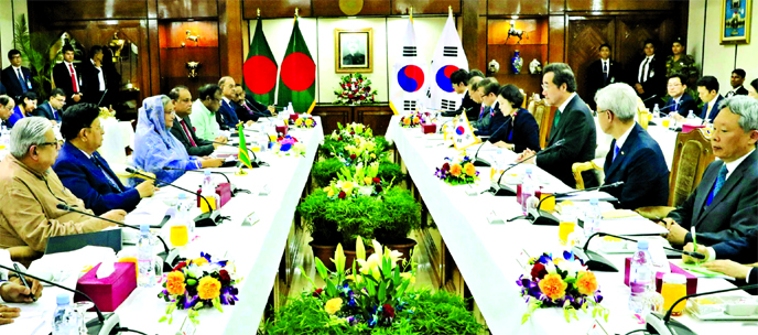 Visiting South Korean delegation holding a bi-lateral meeting with their BD counterpart in presence of Korean Prime Minister Lee Nak-yon and Bangladesh Prime Minister Sheikh Hasina at the letter's office in Dhaka on Sunday.