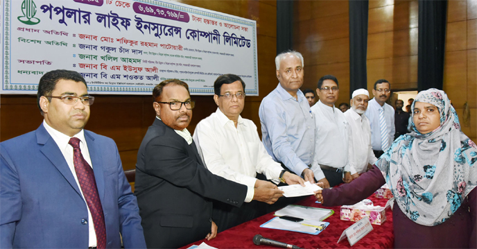 Md Shafiqur Rahman Patwary, Chairman of Insurance Development and Regulatory Authority (IDRA), distributing cheques among 3,295 clients of Popular Life Insurance Company Ltd (PLICL) at Institution of Engineers Bangladesh Auditorium recently. BM Yousuf Ali