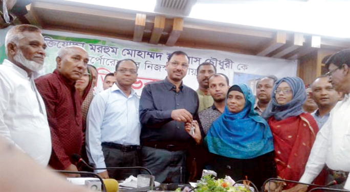 CCC Mayor AJM Nasir Uddin handing over the keys of 'Mukti Bhaban' build by the City Corporation's own fund to the family members of late freedom fighter Mohammad Elias Chowdhury yesterday.