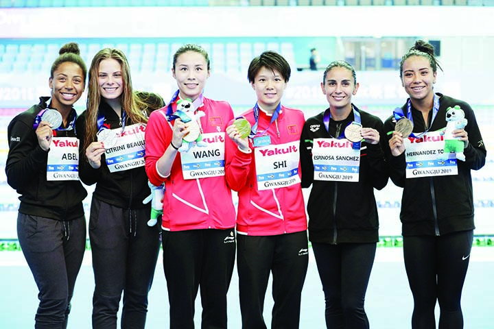 From left, Jennifer Abel and Melissa Citrini Beaulieu of Canada, Wang Han and Shi Tingmao of China, and Paola Espinosa Sanchez and Melany Hernandez Torres of Mexico hold their medals after competing in the finals of the women's 3 meter springboard synchr