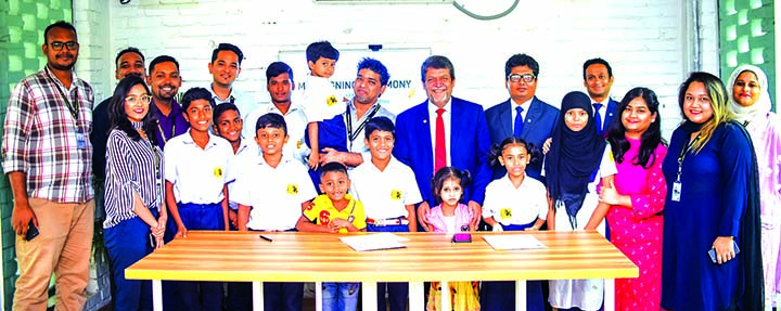 Mutual Trust Bank Ltd (MTB) signed a Memorandum of Understanding (MoU) with Jaago Foundation recently to bear the expenses for education of destitute children studying in the schools run and supervised by the Foundation. Karvi Rakshand, Executive Director