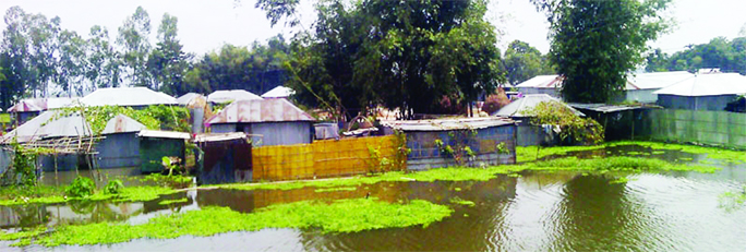 GANGACHARA (Rangpur): Many villages at Gangachara Upazila are still water- logged though water level of Teesta River has decreased. This picture was taken yesterday.