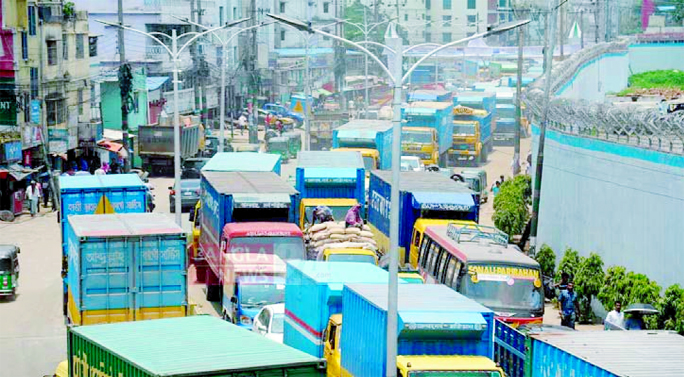 A view of traffic congestions in Chattogram Port Road yesterday.