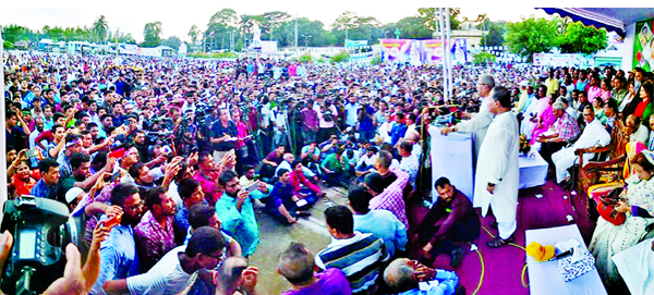 BNP Secretary General Mirza Fakhrul Islam Alamgir addressing a huge rally at Hemayet Uddin Central Eidgah Maidan on Thursday in Barishal demanding release of BNP Chairperson Begum Khaleda Zia.