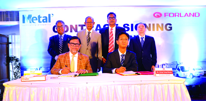 Engr Sadid Jamil, Managing Director of METAL and Dong Yang Sheng, President of Forland International, a subsidiary of automated vehicle manufacturer of China Foton Motor Group, signing an agreement to market Forland Brand Trucks in Bangladesh at a hotel i