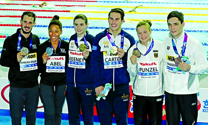 Gold medalist Australia's Maddison Keeney and Matthew Carter (center) stand with silver medalist Canada's Francois Imbeau-dulac and Jennifer Abel (left) bronze medalist Germany's Lou Massenberg and Tina Punzel following the mixed's 3m synchro springbo