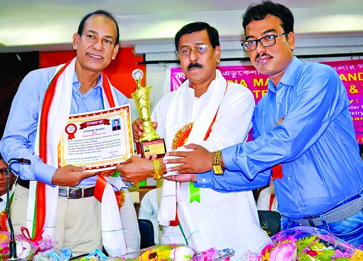 Minority Affairs Minister of Paschimbanga Gias Uddin Molla handing over Kolkata International Award to Principal Dr Golam Maula for his role in education sector at a ceremony organised recently in Titumir Auditorium of Barasat Zila Parishad Bhaban, Kolka