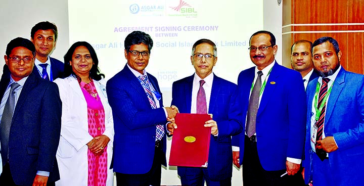 Kazi Towhidul Alam, Additional Managing Director of Social Islami Bank Ltd and Kabir Uddin Tusher, Senior General Manager of Asgar Ali Hospital, exchanging an agreement signing document at the bank's corporate office in the city on Monday. Under the deal