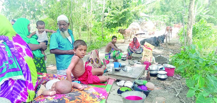 SARISHABARI (Jamalpur): Some people took shelter in Bhuapur-Tarakandi Highway passing their days under open sky along with their family members and facing untold sufferings due to shortage of food and drinking water. Photo: Lutfor Rahman