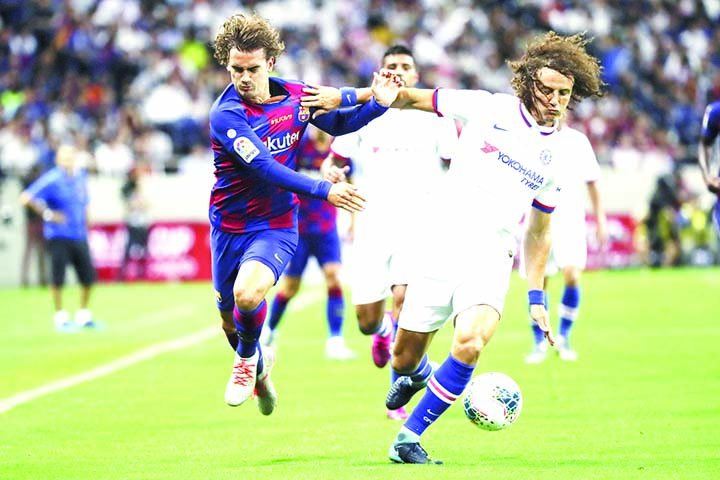 Chelsea's David Luiz (right) and Barcelona's Antoine Griezmann (left) vie for the ball during their friendly soccer match in Saitama, north of Tokyo on Tuesday.