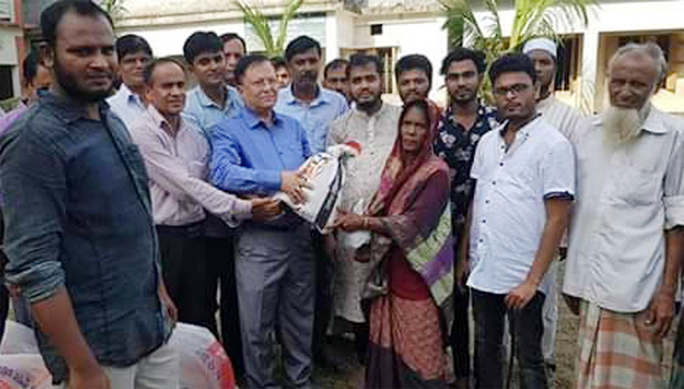 Abu Sufiyan, former President, Chahttogram Press Club distributing relief materials among the flood- hit people at Satkania recently.