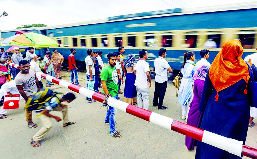 Disorder is seen at the level crossing in city's Maghbazar on Wednesday noon. There is none to control the movement of people at the rail gates many of which even do not have any barrier.
