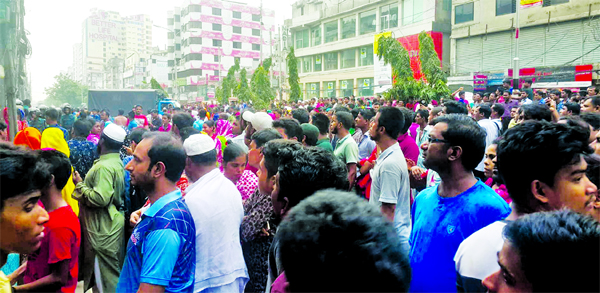 Thousands of RMG workers on Thursday staged demonstration on Progati Sarani blocking road from Malibagh to Baridhara for about 5 hours protesting brutal killing of their fellow.