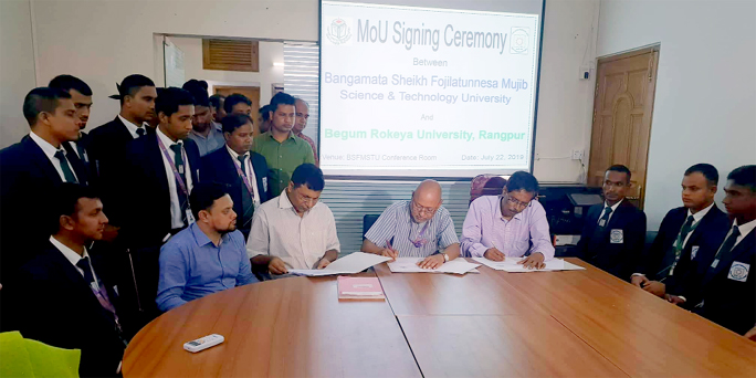 Vice Chancellor of Begum Rokeya University Prof Dr Major Nazmul Ahsan Kalimullah, BNCCO and Vice Chancellor of Bangamata Sheikh Fojilatunnesa Mujib Science and Technology University Prof Dr Syed Samsuddin Ahmed signing a MoU on behalf of their respected i