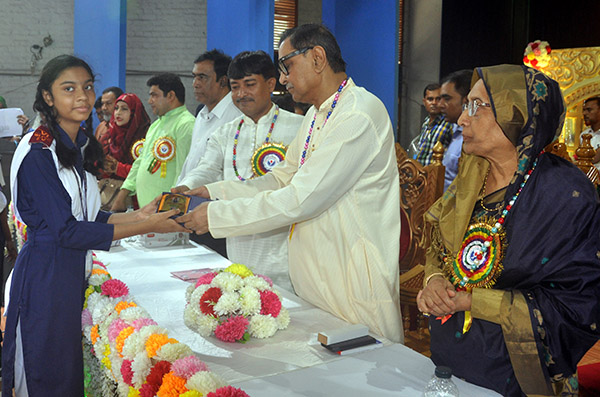 Rashed Khan Menon, MP, distributes the prize to a winner of the Annual Sports Competition of the Willes Little Flower School & College at the College premises on Sunday. Chairman of the Governing Body of Willes Little Flower School & College Muhammad Arif