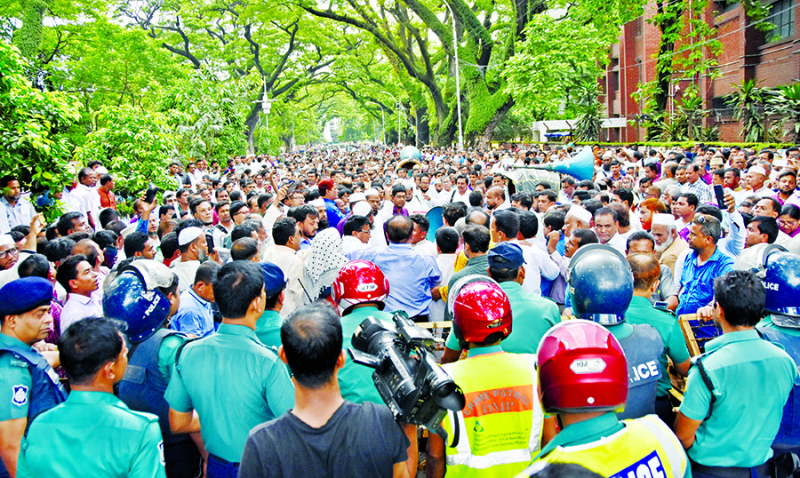 Teachers stage demonstration on Sunday in city organised by Bangladesh Sikkhok Samity demanding reformation of Board and Kalyan Trust Fund for retired teachers. At one stage, they were obstructed by the police at Plassey intersection.