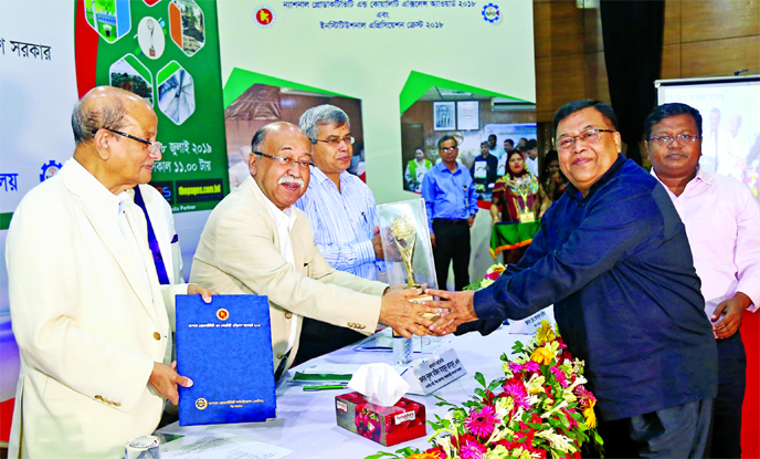 Iftekhar Ahmed Tipu, Chairman of IFAD Group, receiving the National Productivity and Quality Excellence Award 2018 Trophy from Industries Minister Nurul Majid Mahmud Humayun at a programme at the Institution of Diploma Engineers, Bangladesh in the city on