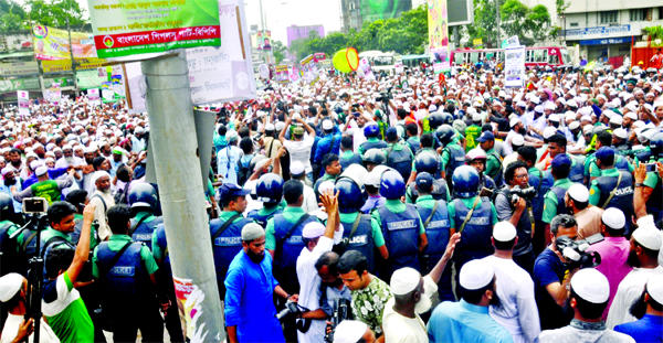 A huge procession brought out by Islami Andolan Bangladesh to submit memo to Indian embassy protesting harassment and attack on Muslims in India was intercepted by police at Purana Palton intersection on Tuesday.