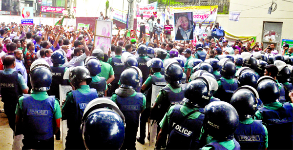 Bangladesh Pourasabha Service Association workers and employees continue gherao agitation, demanding 100 percent salary and other allowances from govt exchequer. But they were obstructed by the police in front of the Secretariat on Wednesday.