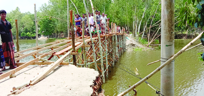 SARISHABARI ( Jamalpur): Locals constructed a wooden bridge on Sarishabari -Kazipur Road to ease sufferings of fifty thousand commuters of two upazilas. This snap was taken yesterday.