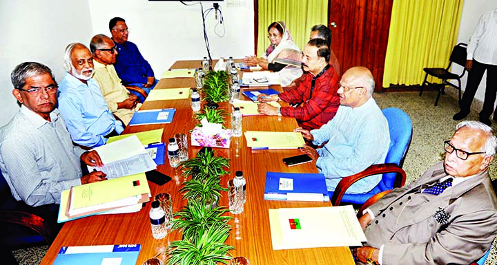 BNP Secretary General Mirza Fakhrul Islam Alamgir along with party colleagues at a meeting of the party's Standing Committee at the party chief's Gulshan office in the city on Saturday.