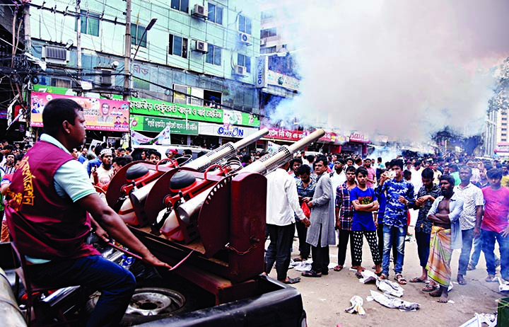 Mosquito killing pesticide being sprayed like cannon style at a campaign organised by Awami League in the city's Farmgate area on Saturday. General Secretary of AL Obaidul Quader inaugurated the programme.