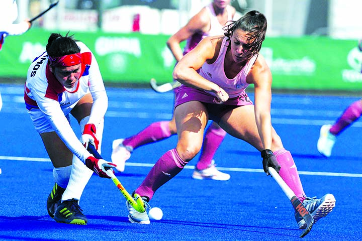 Eugenia Trinchinetti of Argentina (right) challenges Brizaida Ramos of Cuba during a field hockey women's preliminaries match at the Pan American Games in Lima, Peru on Friday.