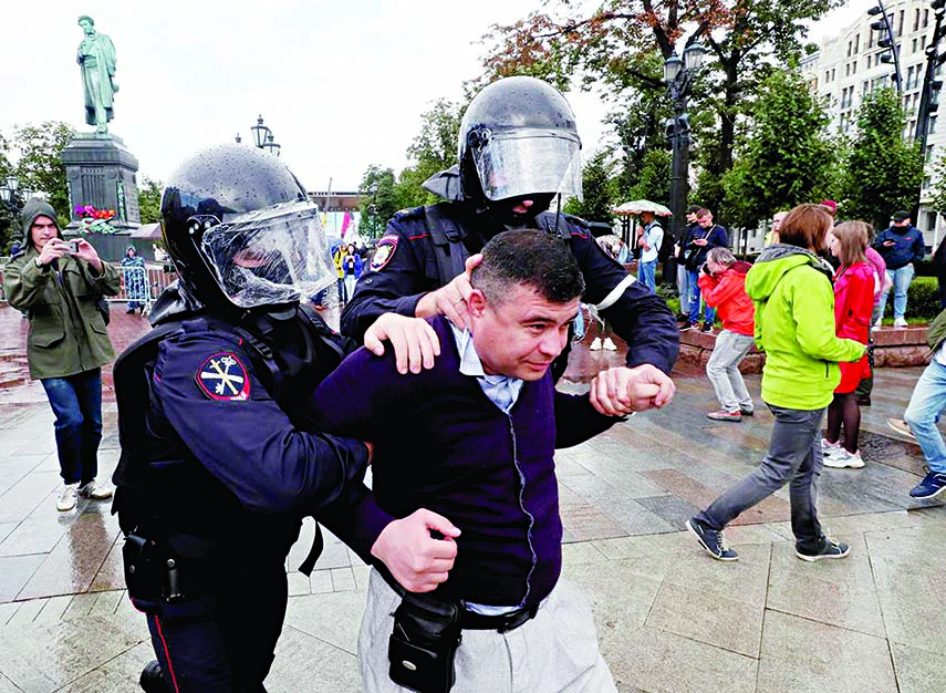 Law enforcement officers detain a participant in a rally calling for opposition candidates to be registered for elections to Moscow City Duma, the capital's regional parliament, in Moscow, Russia August 3, 2019. Internet photo
