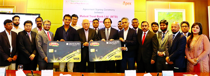 Syed Nasim Manzur, Managing Director of Apex Footwear Limited (AFL) and Anis A. Khan, CEO of Mutual Trust Bank (MTB) Ltd, inaugurating MTB-Apex Rewards VISA Platinum Credit Card for Apex Rewards Gold members at the bank's head office in the city recently