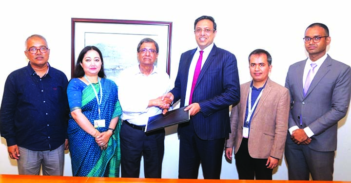 Naser Ezaz Bijoy, CEO of Standard Chartered Bangladesh, handing over the prize money to Matiur Rahman, Editor of The Daily Prothom Alo, for the 'Standard Chartered Prothom Alo Inter-School and College Programming Contest (ISCPC)-2019' at the banks cor